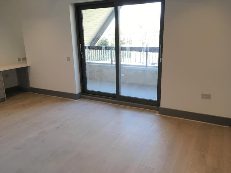 Exclusive Gated Lux 3 Bed 2 Bath Open Plan Balcony Flat Car Park Share Garden NearRailTubeBusShops