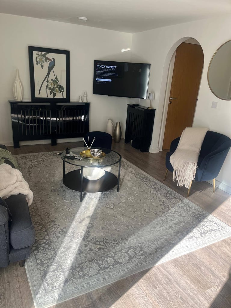 2 bedroom flat with garage in Mk10 