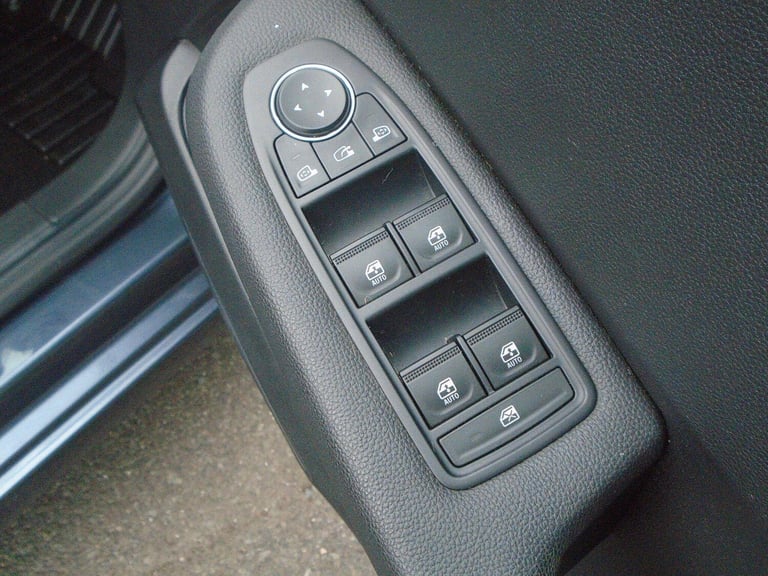 2022 Renault Clio 1.0 TCe Iconic Euro 6 (s/s) 5dr HATCHBACK Petrol Manual