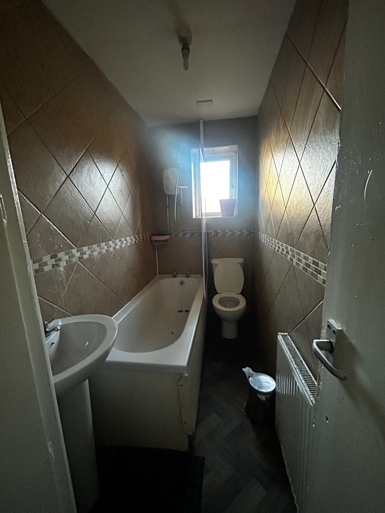 2 bed flat , separate kitchen , 1 seperate toilet and 2 very spacious rooms 