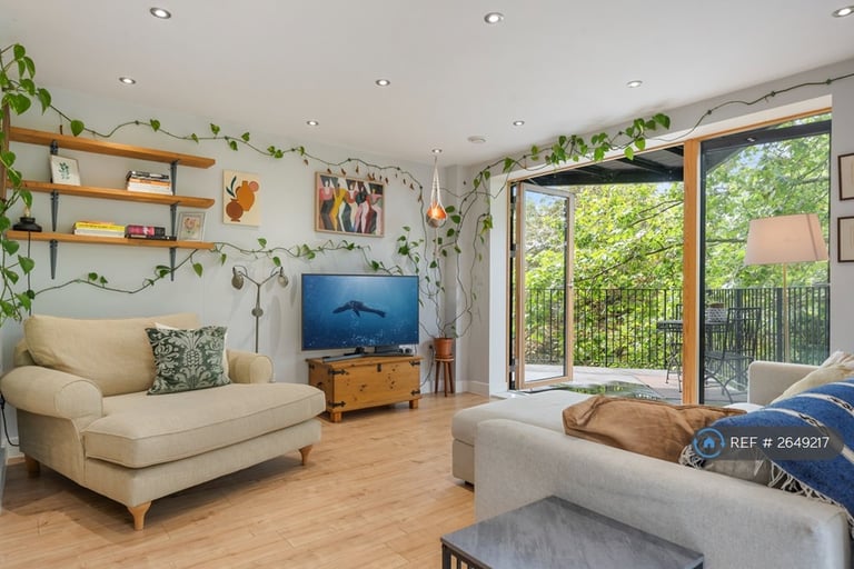 3 bedroom flat in Upper Clapton Road, London, E5 (3 bed) (#2649217)