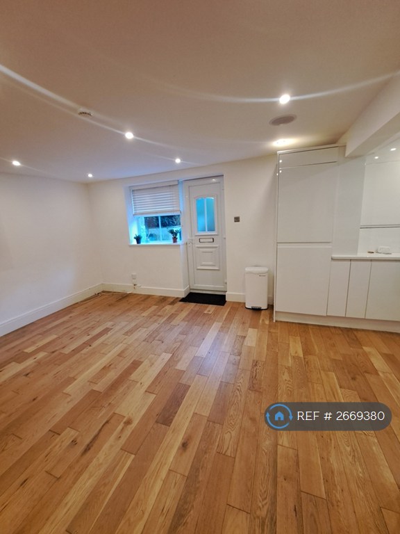 2 bedroom flat in Harrogate Road, Leeds, LS7 (2 bed) (#2669380)