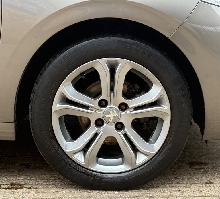 2015 Peugeot 208 1.2 VTi PureTech Allure Euro 5 3dr Petrol