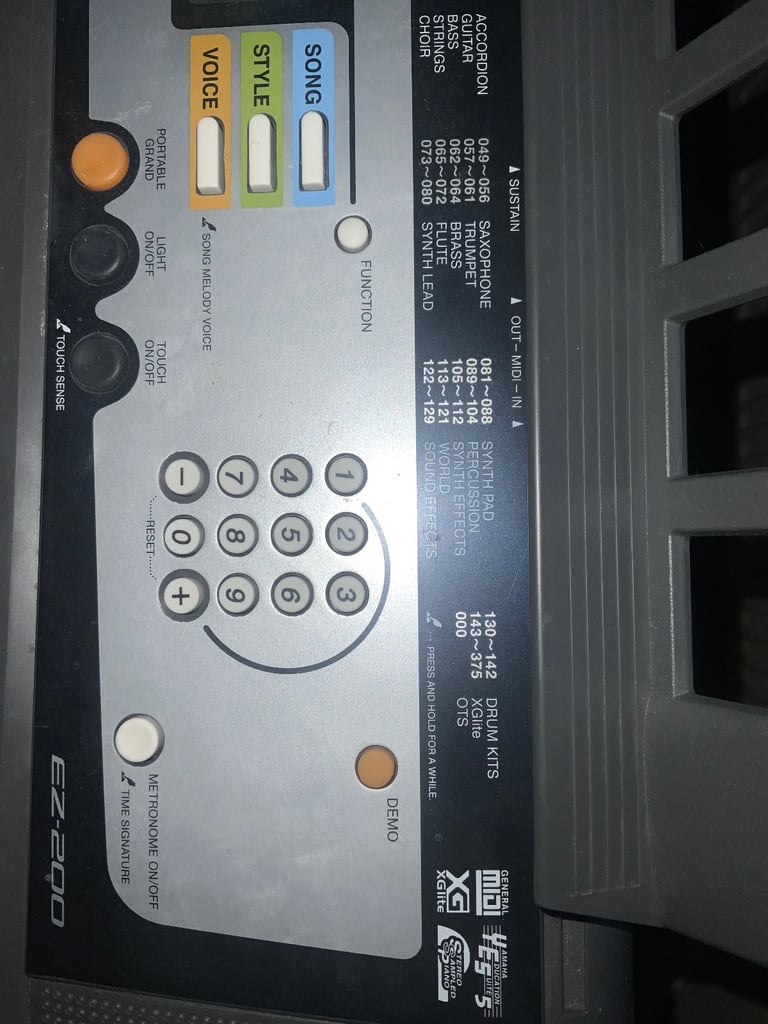 Yamaha EZ-200 61 Key Electronic Keyboard With Carry Case and Stand