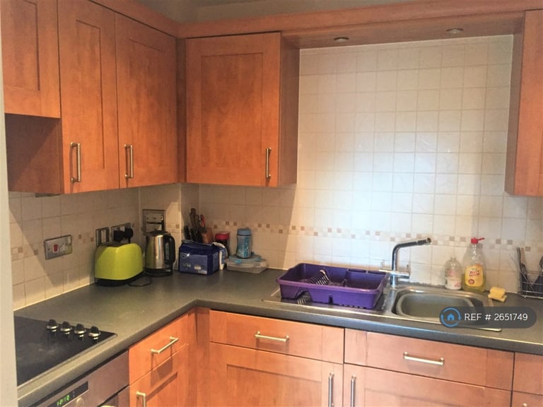 2 bedroom flat in The Clock Tower, Woking, GU21 (2 bed) (#2651749)