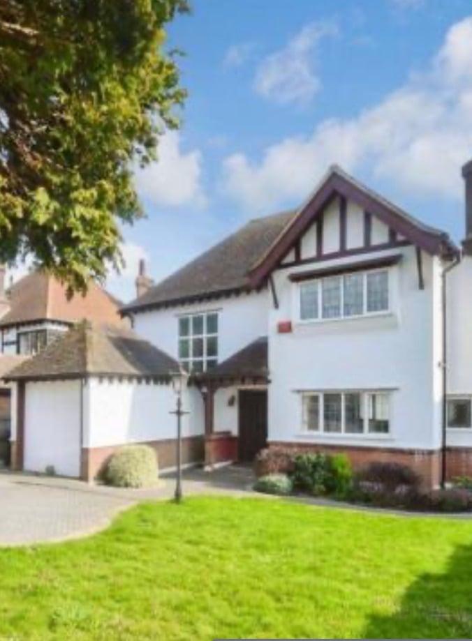 4 bedroom House & Garage