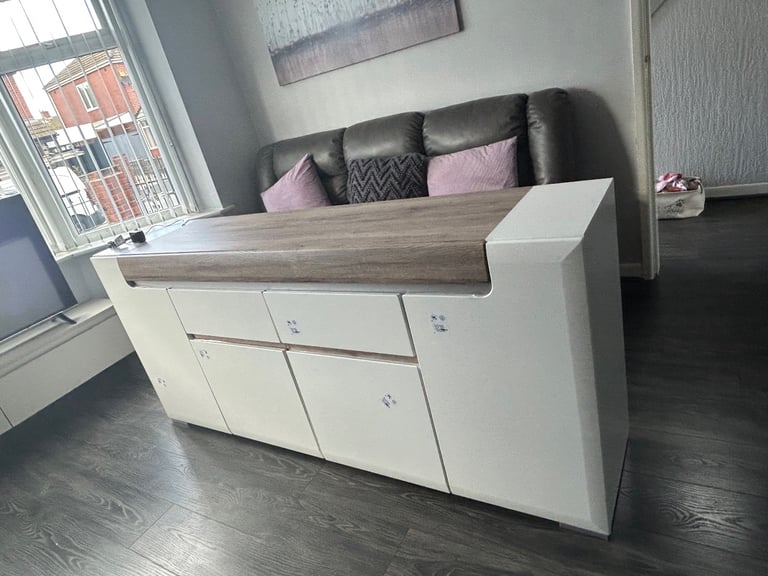 Bought for £600 Large oak sideboard - 190cm lengthways Color white/oak