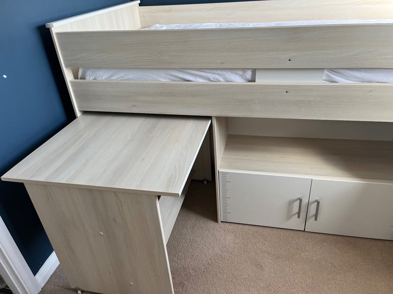 Mid sleeper cabin bed