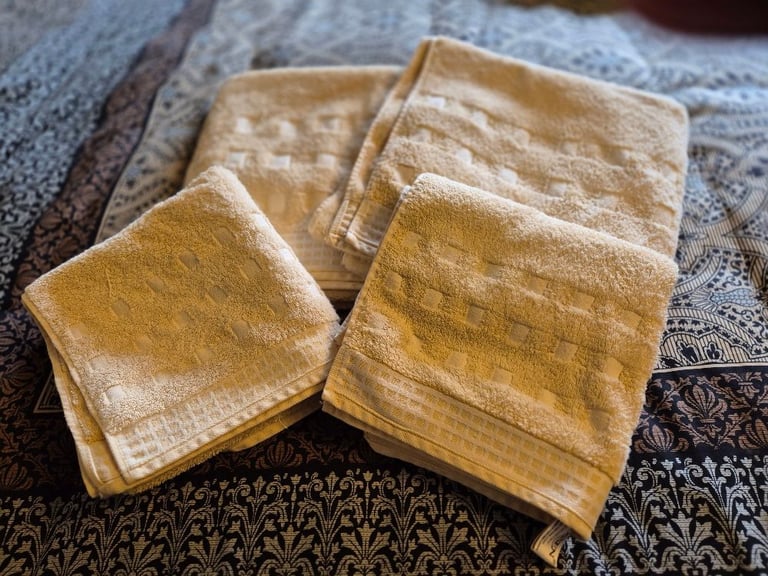 image for 2 bath towels 2 hand towels excellent condition