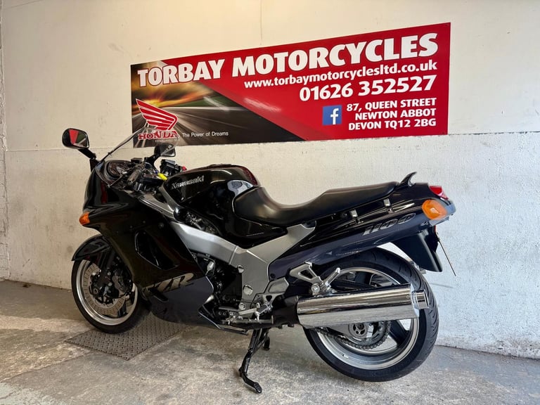 KAWASAKI ZZR1100-D6 SPORTS TOURER 1998 S REG 21877 MILES A STUNNING BIKE