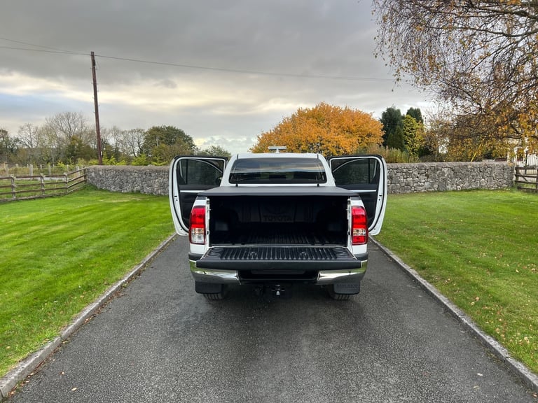 TOYOTA HILUX 2.4 D-4D 150PS ICON AUTOMATIC 4X4 UTILITY PICKUP 73 29,700 MILES