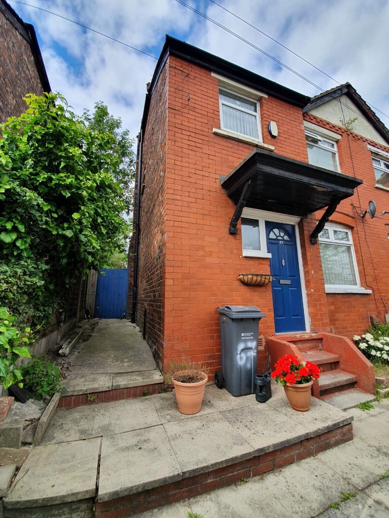 Double bedrooms in a shared house Crumpsall M8 
