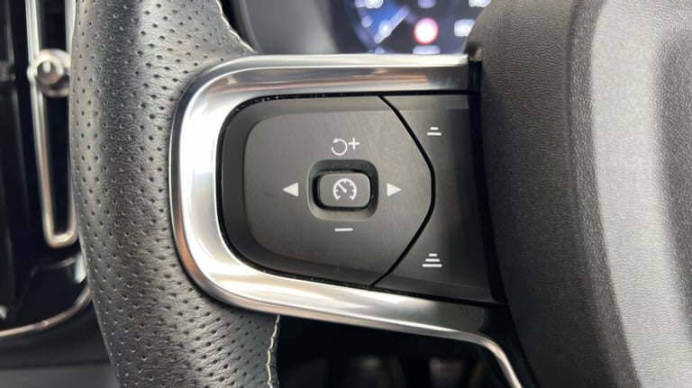 2021 Volvo XC40 R-Design, T3 automatic (Power Tailgate, Rear Park Assist) Estate Petrol Automatic