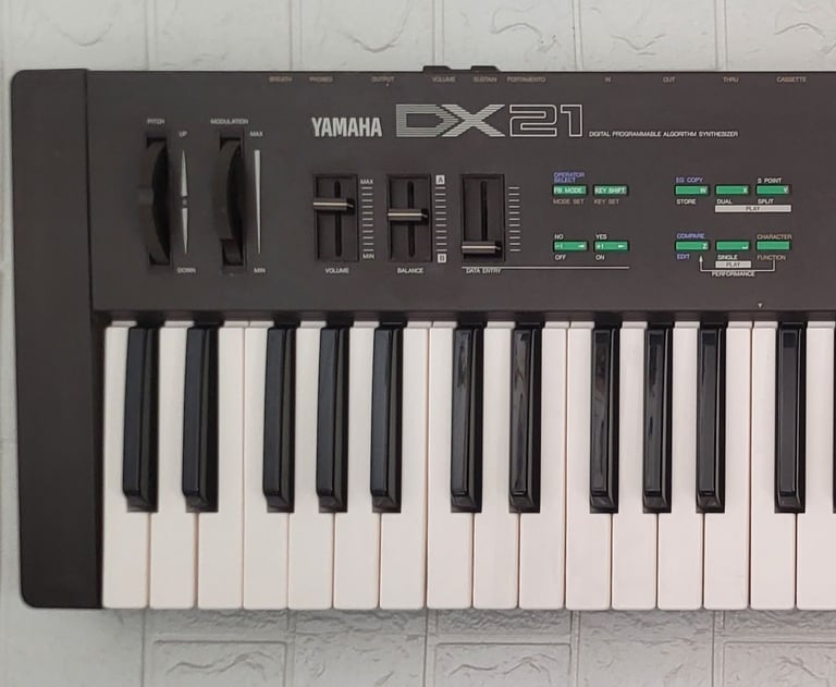 Yamaha DX21 with Original Owners Manual. FREE UK Shipping if required 