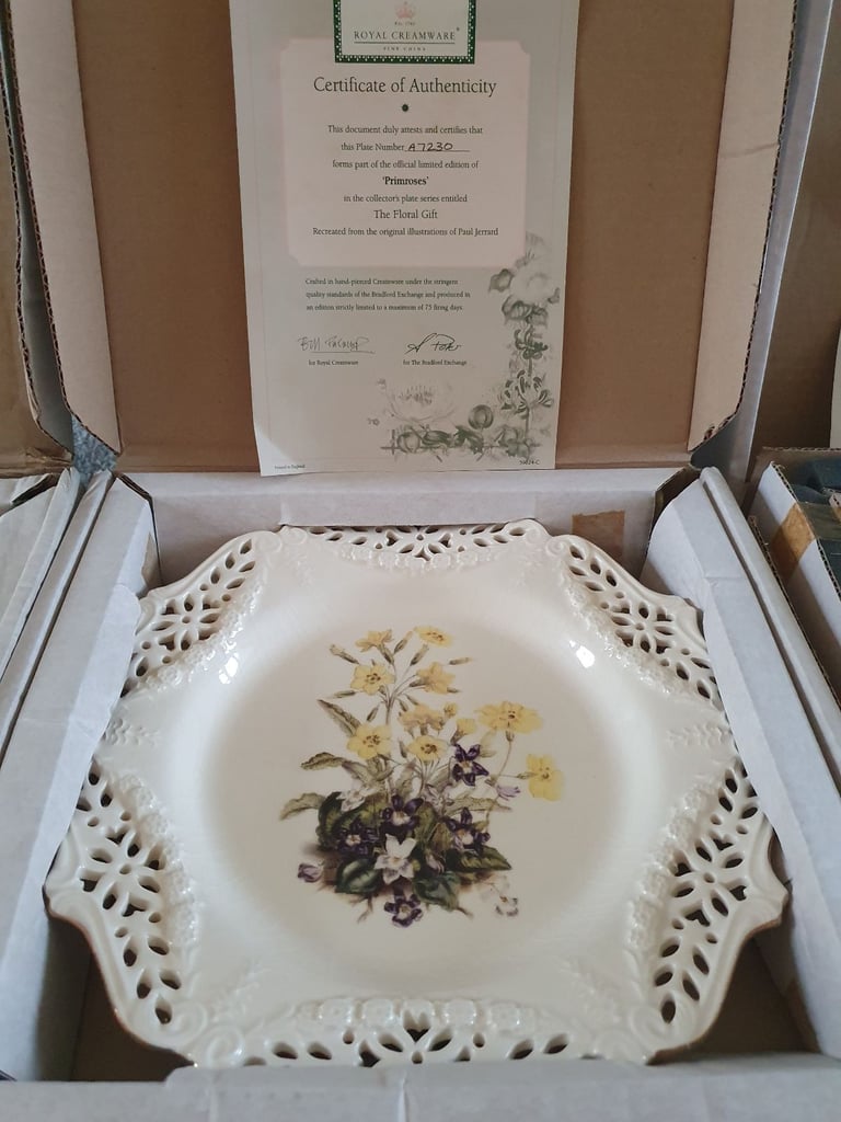 Set of 4 Royal Creamware 'The Floral Gift' Cina Plates