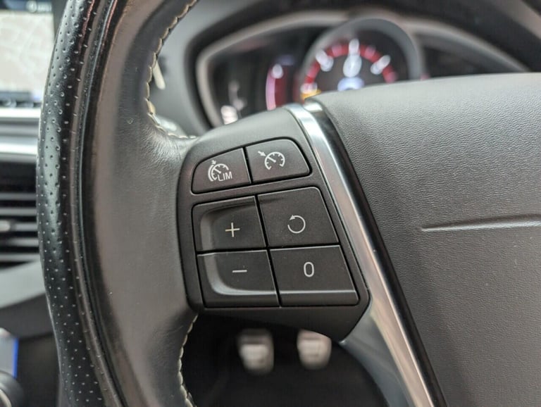 2015 Volvo V40 2.0 D2 R-Design Lux Nav Hatchback 5dr Diesel Manual Euro 6 (s/s) (120 ps) - HATCHB...