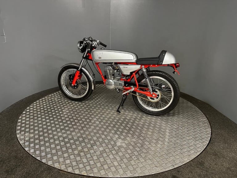 Honda Dream 50 Cafe Racer 