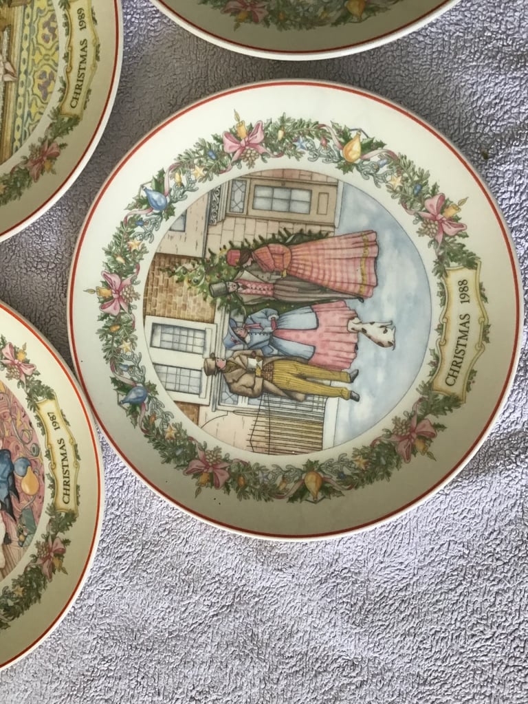 WEDGWOOD VINTAGE CHRISTMAS TRADITIONS PLATES