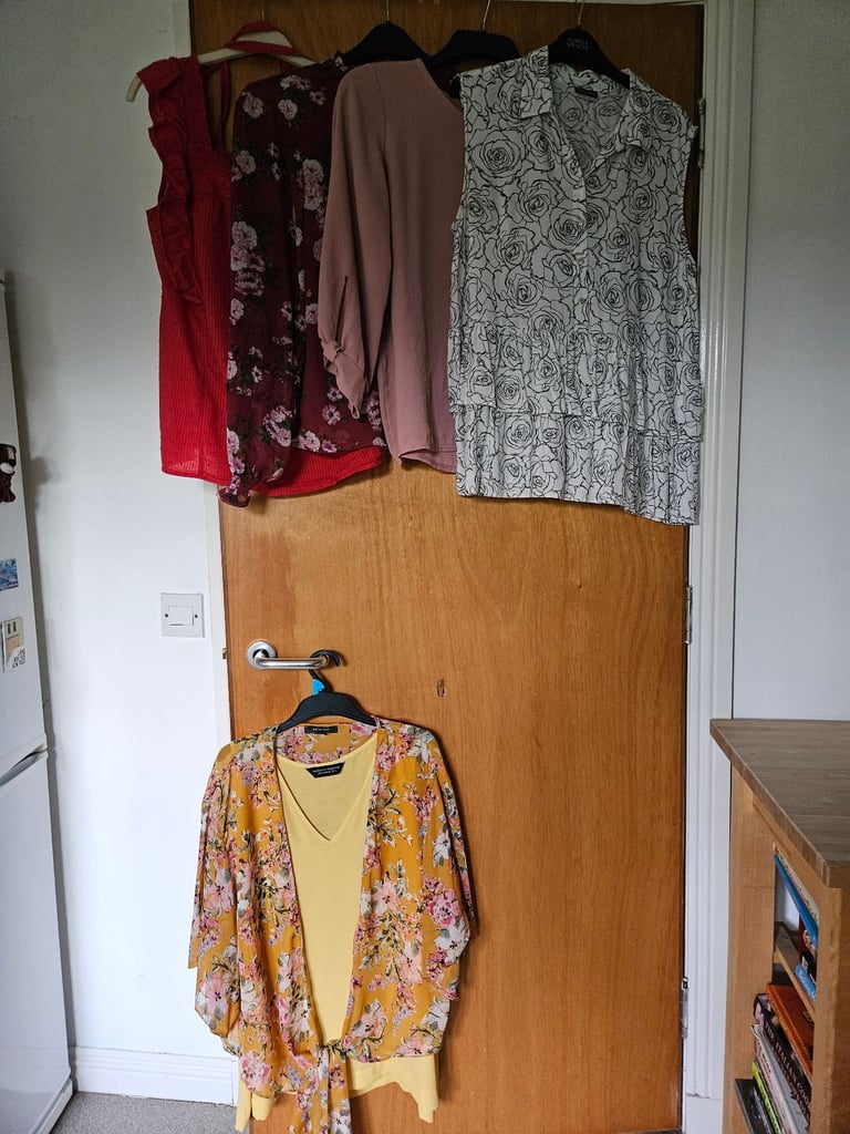 image for Bundle of 5 ladies tops / blouses, size 16/14 £5