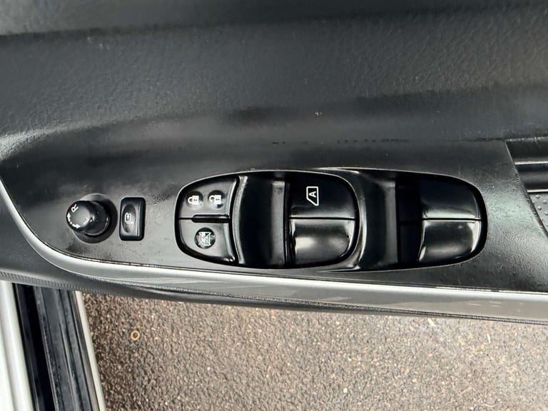 2016 Nissan Navara Double Cab Pick Up Tekna 2.3dCi 190 4WD Auto PICK UP DIESEL Automatic