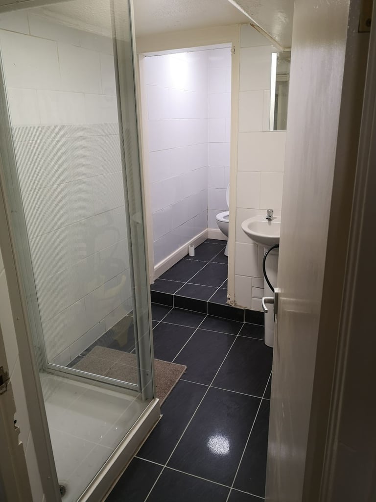DSS only shared house - close to the High Street 