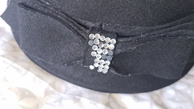 Ladies semi firm/soft hat with bow and decorative faux gems. Xlnt condition uk large
