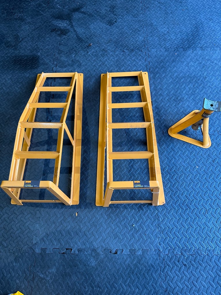 image for 2 tonne car ramps (x 2) and single axle stand
