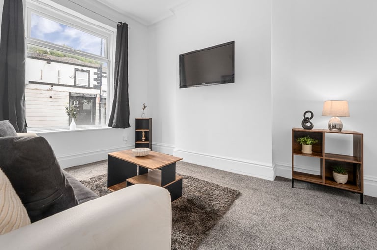 Cozy 3 BR House in Manchester | Parking, Kitchen