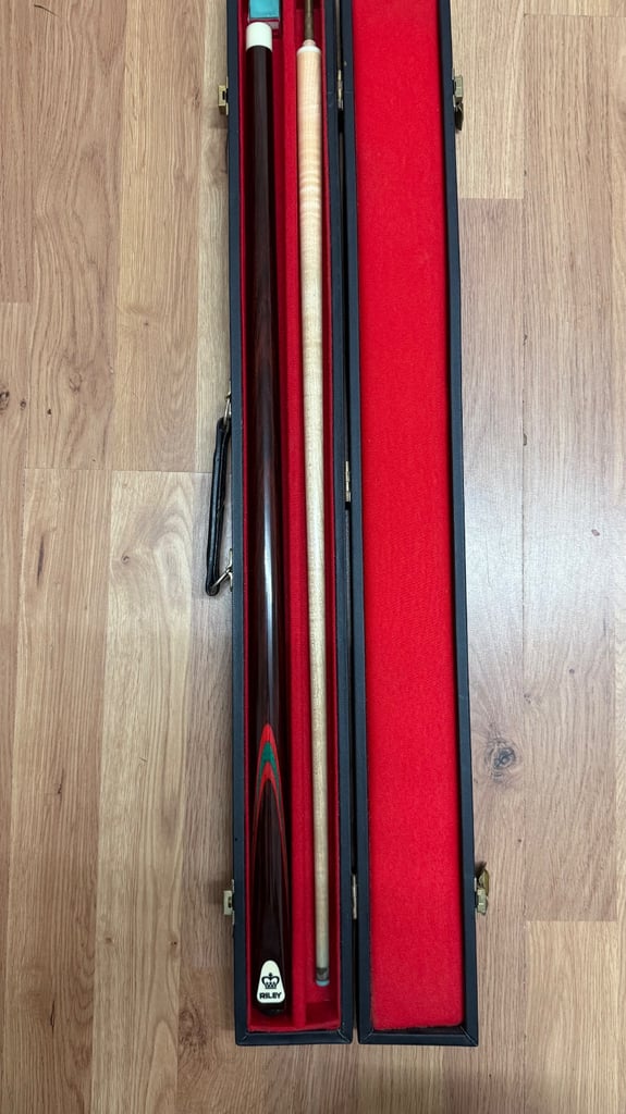 image for Riley Traditional Red & Green Splice 2-Piece Snooker Cue – Excellent Condition