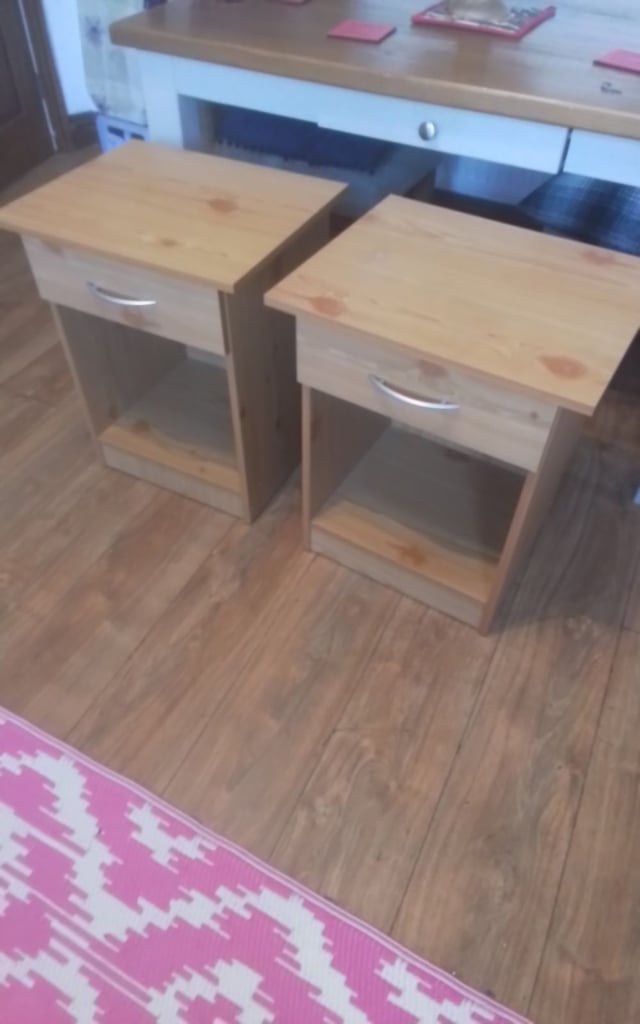 BEDSIDE CABINETS/TABLES 