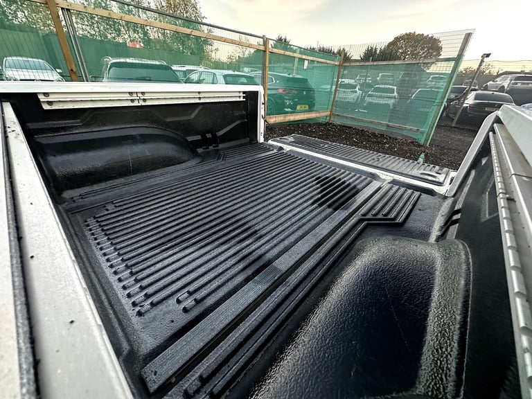 2013 Nissan Navara 3.0 dCi V6 Outlaw 4WD Diesel 4-Door Diesel