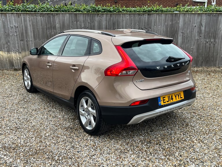 2014 Volvo V40 D2 Cross Country SE Lux 5dr **£20 Road Tax** HATCHBACK Diesel Manual