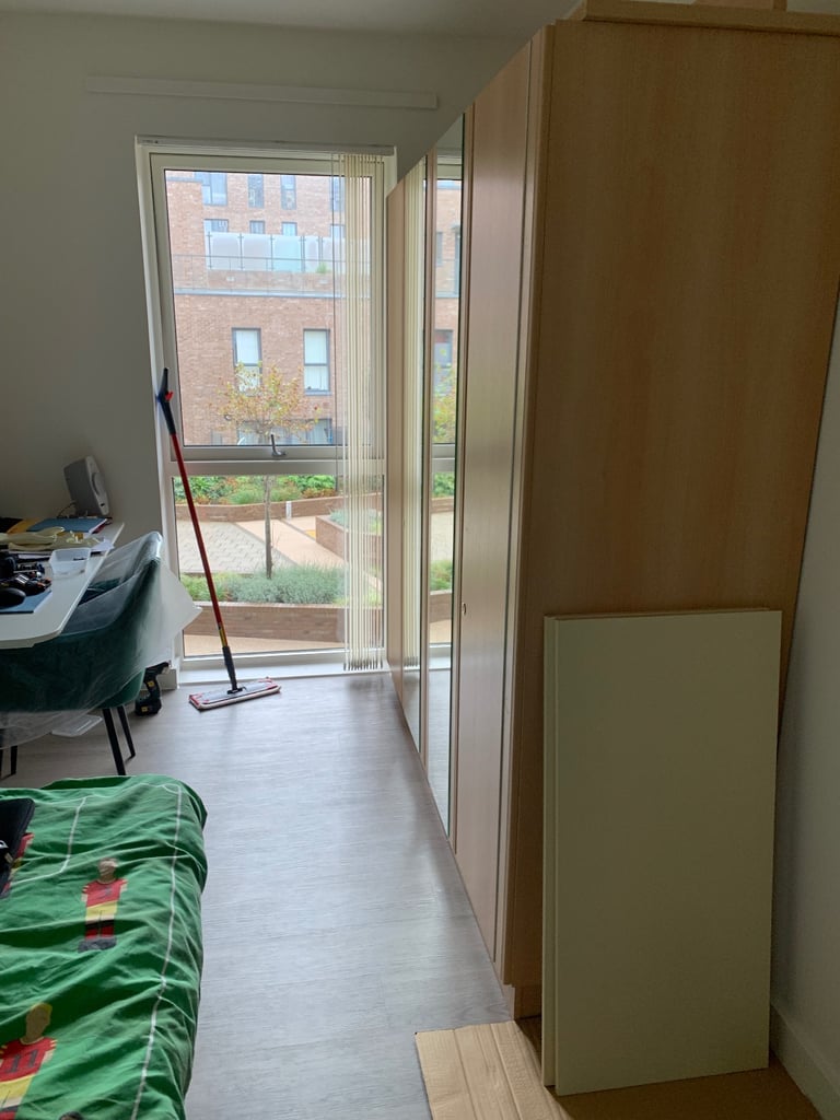 🚪 Moving Out Sale – Large Double Wardrobe (H:197cm W:200cm D:57cm) – Excellent Condition – £500