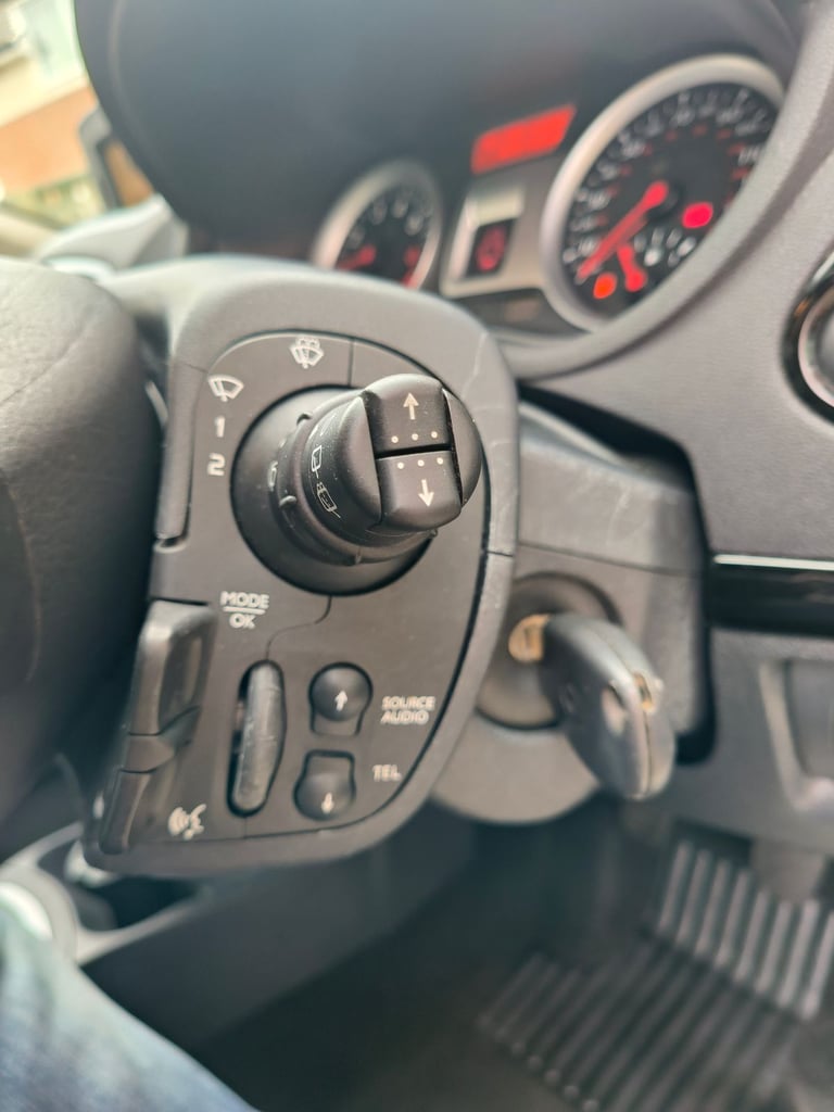 2011 Renault CLIO dynamique TomTom series.