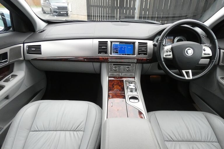 2010 Jaguar XF d V6 Luxury Saloon Diesel Automatic