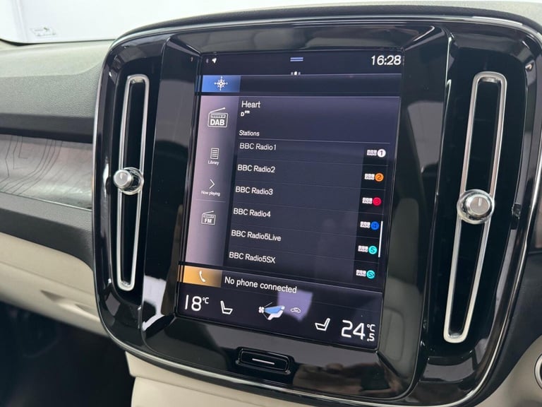 VOLVO XC40 1.5h T5 Recharge 10.7kWh Ultimate Dark Auto Euro 6 (s/s) 5dr 2023