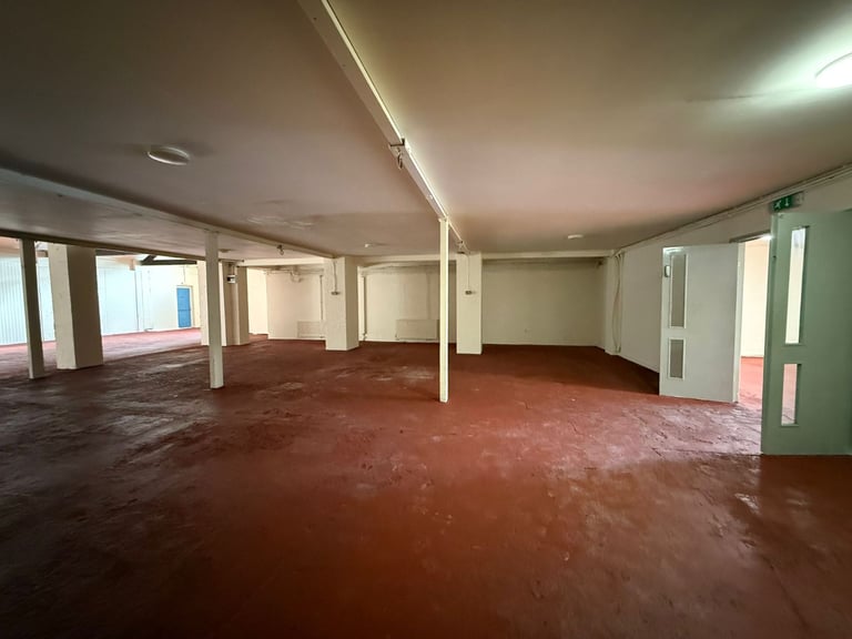 3,184sq. ft. Warehouse/Storage Unit to let in Whittington. Car Parking. Flexible Lease Terms.