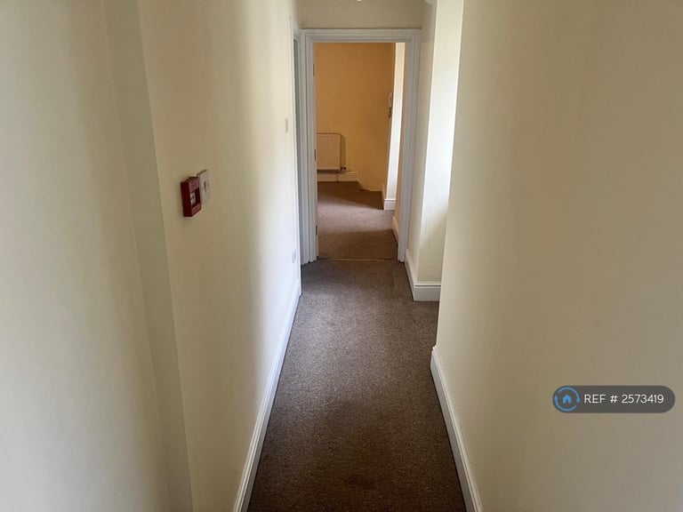 2 bedroom flat in High Street, Haverfordwest, SA61 (2 bed) (#2573419)
