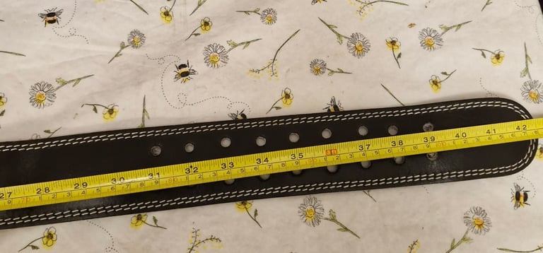 Genuine XL Gold's gym weightlifting belt 