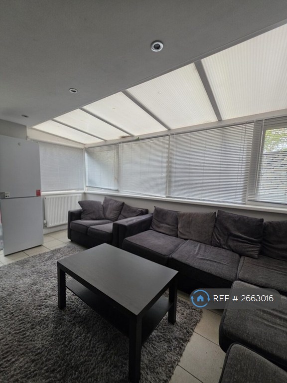 10 bedroom house in Cathays Terrace, Cardiff, CF24 (10 bed) (#2663016)