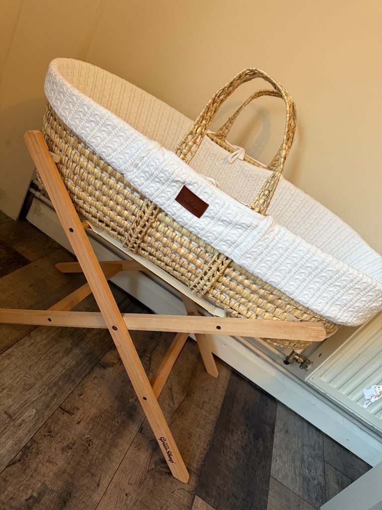The Little Green Sheep Moses basket & stand