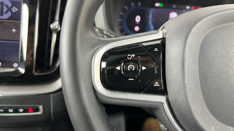 2021 Volvo XC60 B6 R-Design PRO AWD Mild Hybrid(22'Alloys, Harman Kardon, Panroof, Carplay) Estat...