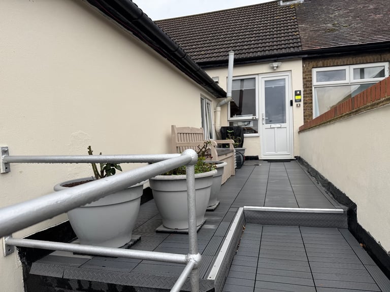 Bright double room in Grays – £700/month + £300 deposit.