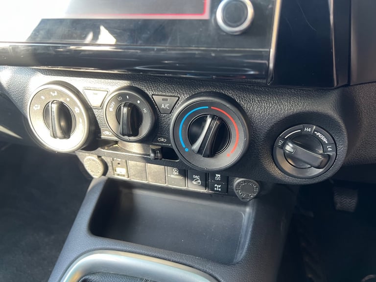 TOYOTA HILUX 2.4 D-4D 150PS ICON MANUAL 4X4 UTILITY PICKUP 21 REG 19,400 MILES