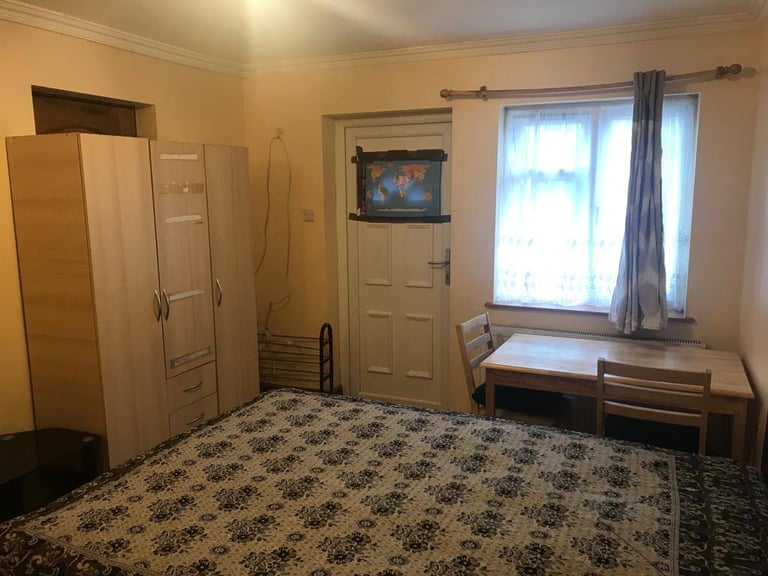 image for Self contained side annex studio flat to rent in Harrow - Kenton Road