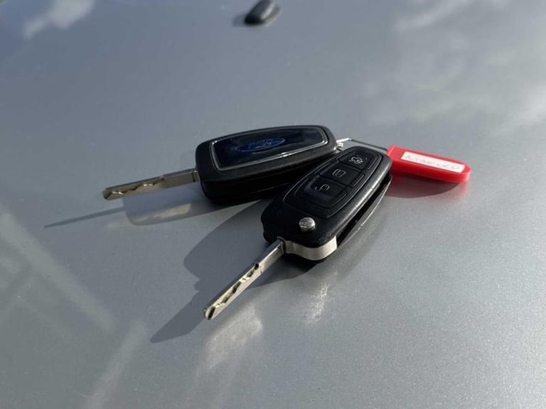 2014 Ford Focus 1.6 125 Zetec Navigator 5dr Powershift HATCHBACK PETROL Automatic