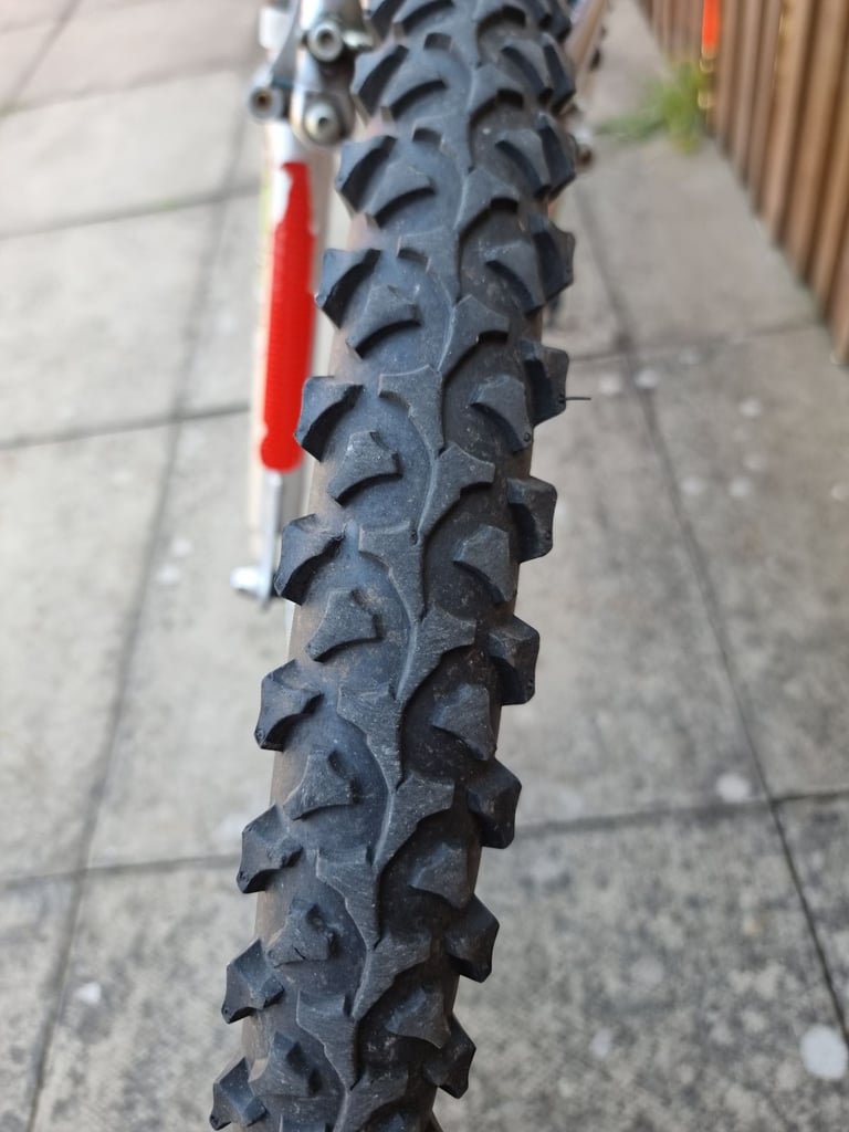 APOLLO GURU BIKE, GREAT CONDITION LOOKS AS NEW FULL SUSPENSION 26" WHEELS
