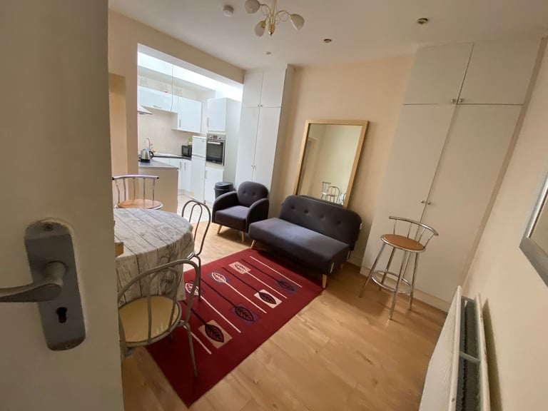 TWO DOUBLE BEDROOM GROUND FLOOR FLAT FURNISHED WITH GARDEN  NEAR KENTON STATION 