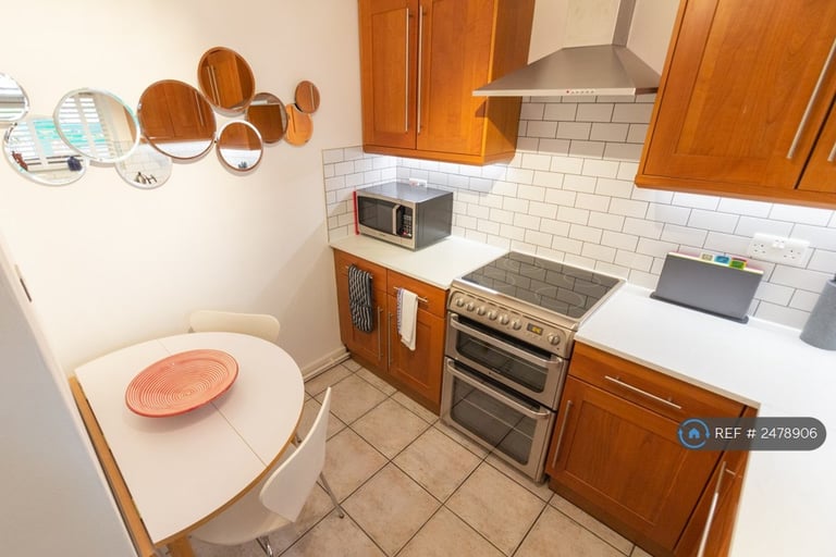 1 bedroom flat in Cooper Close, London, SE1 (1 bed) (#2478906)