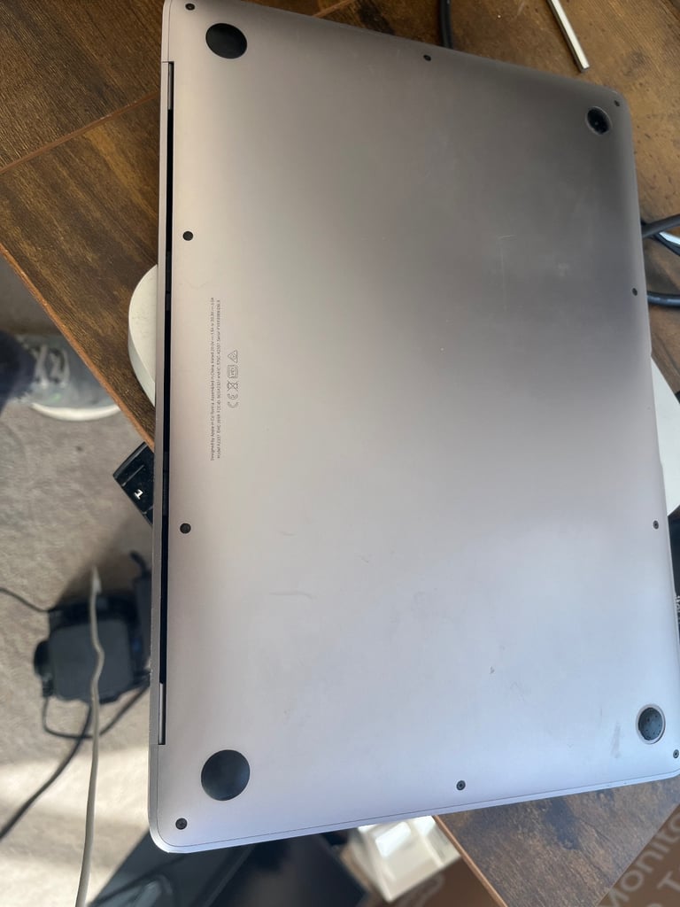 MacBook Air 2020. 512GB Ram M1 £450 ono or £400 ono (include exclude Magic Mouse)